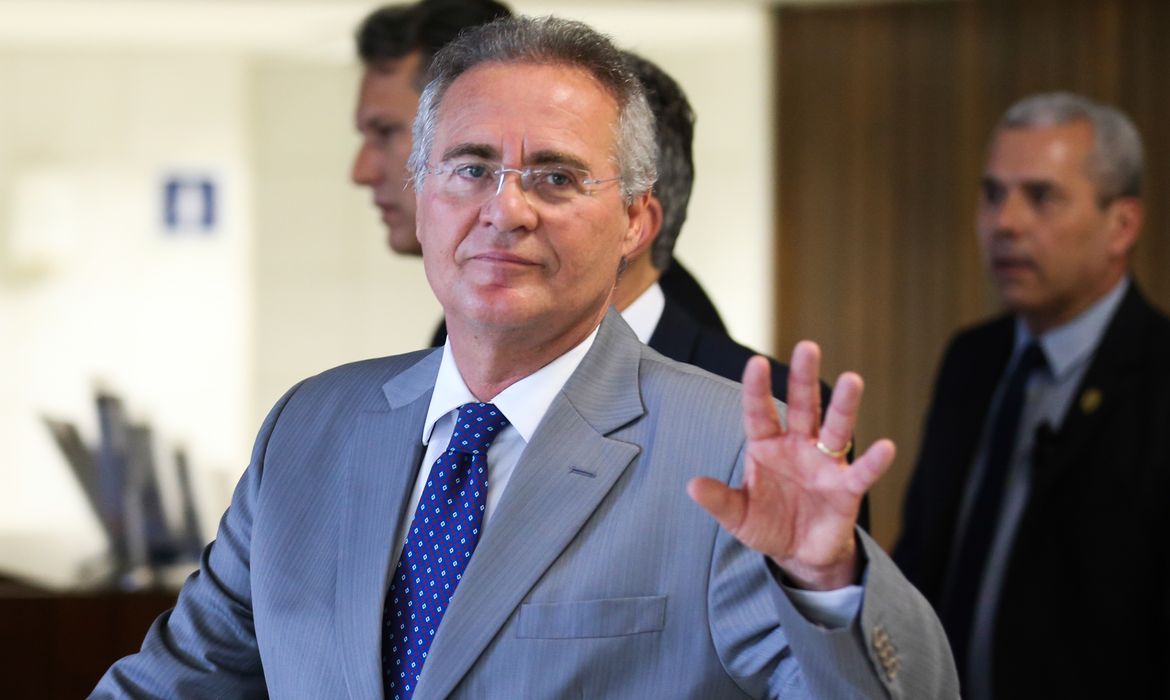 Brasília - Presidente do Senado afastado pelo STF, Renan Calheirros deixa a casa após não assinar a notificação de afastamento (Fabio Rodrigues Pozzebom/Agência Brasil)