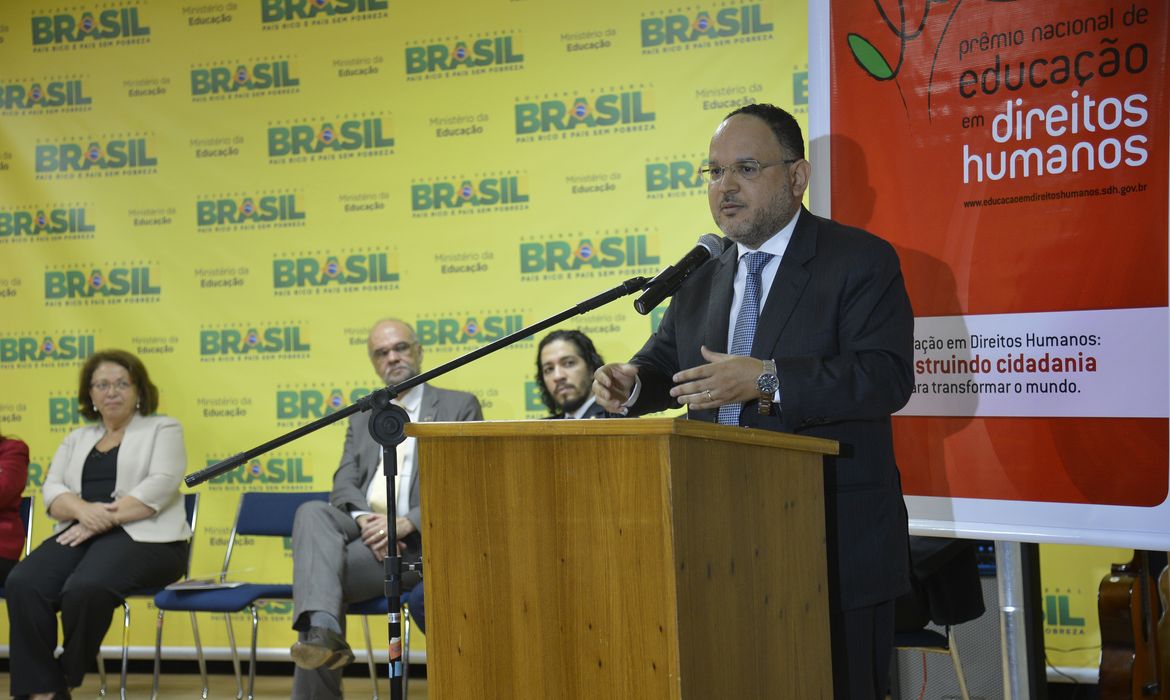 O ministro da Educação, José Henrique Paim, participa da cerimônia de entrega do 4º Prêmio Nacional de Educação em Direitos Humanos (Wilson Dias/Agência Brasil)