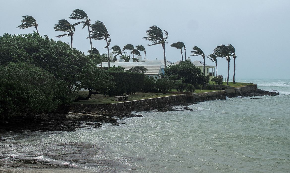 Ondas e ventos continuam a atingir Bermudas após a passagem do Furacão Fiona.