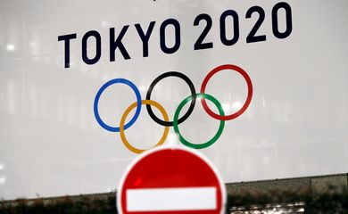Foto de arquivo: Banner de Tóquio 2020 atrás de sinalização de trânsito em Tóquio