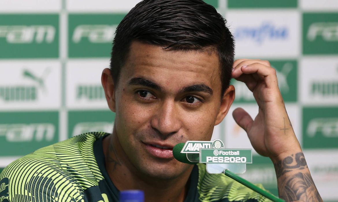 jogador Dudu, do Palmeiras, concede entrevista coletiva após treinamento.