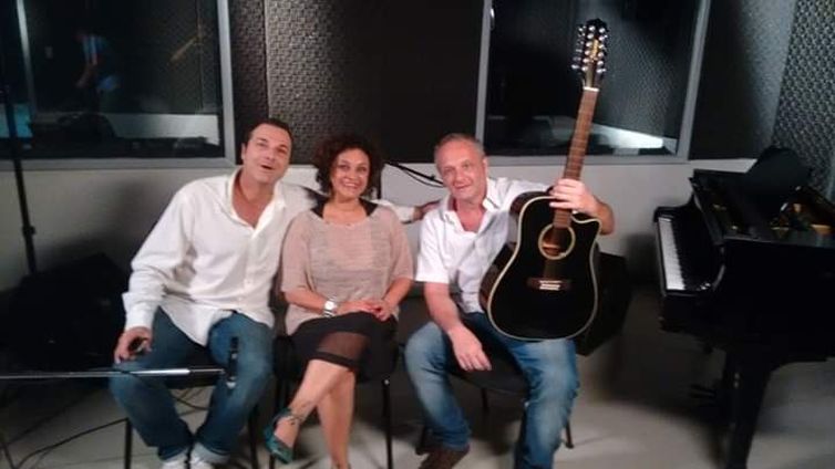 Os parceiros Ricardo Szpilman e Valeria Lobão acompanham Raphael (com o violão)