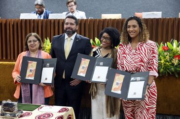 Brasília (DF), 17/09/2024 – Ministra das Mulheres Cida Gonçalves e a ministra de Igualdade Racial, Anielle Franco durante cerimônia de lançamento do selo postal institucional pelos Correios para celebrar o legado de uma das personalidades que mais lutou contra o racismo no país: a socióloga e ex-ministra da Igualdade Racial do Brasil Luiza Bairros. Foto: Valter Campanato/Agência Brasil