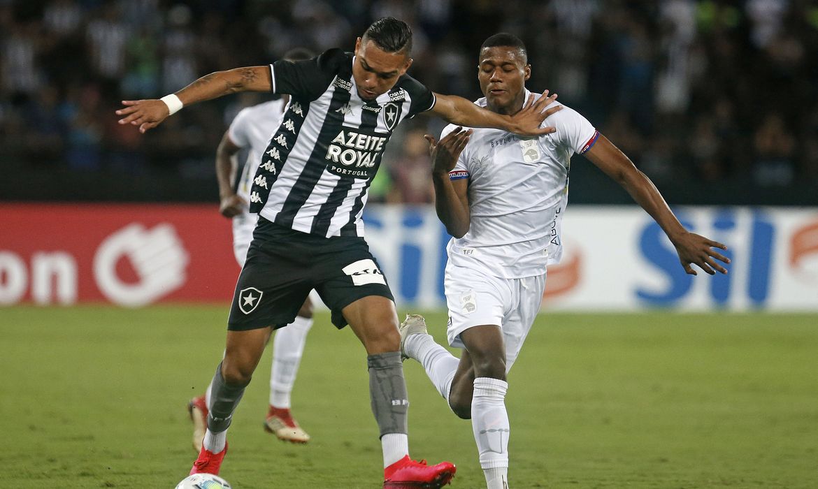 Luiz Fernando no jogo entre Botafogo e Paraná pela Copa do Brasil