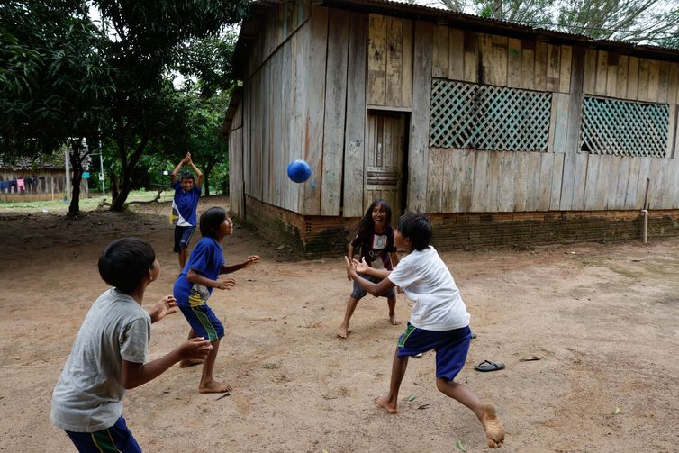 Juara (MT), 08/04/2025 – Crianças indígenas brincam com bola na aldeia Pé de Mutum, Terra Indígena Japuíra, do Povo Rikbaktsa. Foto: Fernando Frazão/Agência Brasil