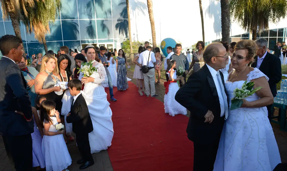 Casamento comunitário reúne 81 casais no Centro de Convenções de Brasília (Wilson Dias/Agência Brasil)