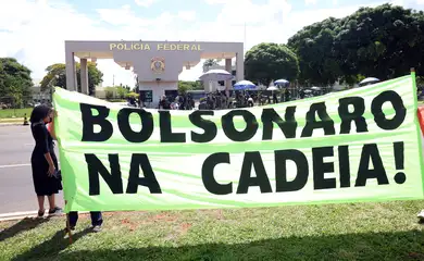 Brasília (DF), 22/11/2025 - Manifestação em frente a sede da Polícia Federal após a prisão do ex-presidente Jair Bolsonaro. Foto: Valter Campanato/Agência Brasil