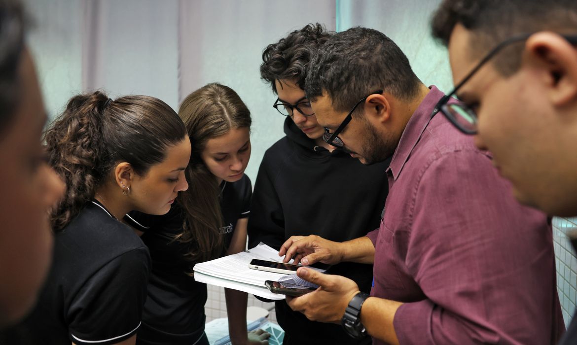 Brasília (DF), 24/10/2024 - Professor do colégio Galois, Samuel Rbeiro Costa, em sala de aula com alunos na preparação nos últimos dias antes da prova do Enem 2024. Foto: José Cruz/Agência Brasil
