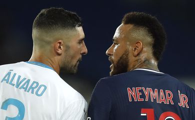 Neymar discute com Alvaro Gonzalez durante partida do PSG contra o Olympique Marselha pelo Campeonato Francês