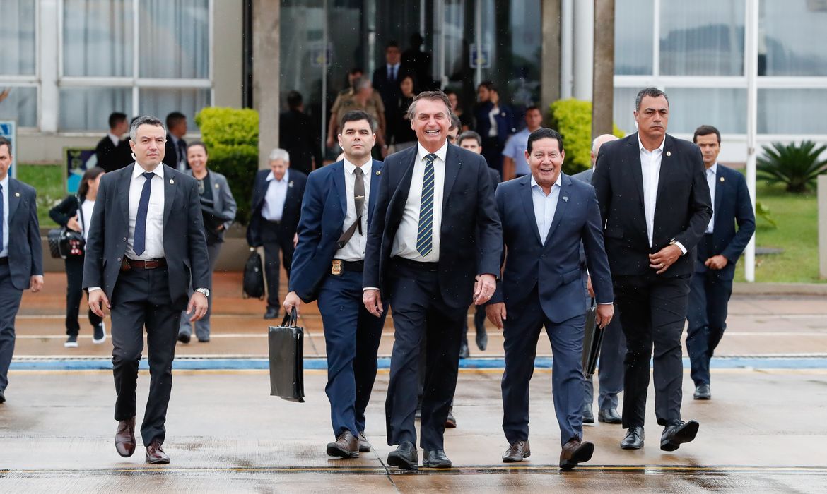  Presidente da República, Jair Bolsonaro transmite o cargo da Presidência da República, ao Vice-presidente, Hamilton Mourão. 
