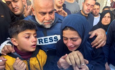 O jornalista da Al Jazeera Wael Al-Dahdouh abraça filha e filho enquanto comparecem ao funeral de outro filho, o jornalista palestino Hamza Al-Dahdouh, morto em um ataque israelense, em Rafah, no sul da Faixa de Gaza
07/01/2024
REUTERS/Mohammed Salem