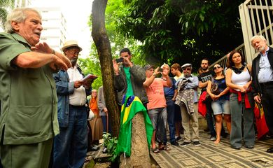 São Paulo - Antigos militantes dos movimentos sociais se reuniram ao redor do monumento que marca o local aonde foi morto Carlos Marighella, um dos líderes da resistência contra da ditadura(Rovena Rosa/Agência Brasil)