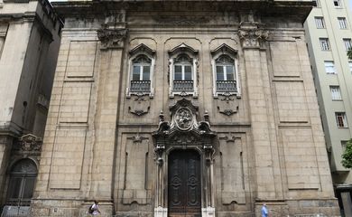 Fachada da Igreja de Nossa Senhora do Monte do Carmo, fundada em 1750, na Praça XV, centro da cidade. Iphan alerta para risco de incêndio e o isolamento externo que protegeria os transeuntes já está totalmente deteriorado.