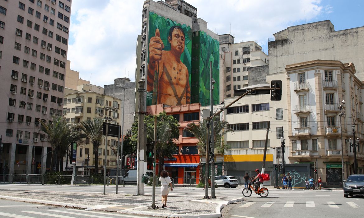 Painel com a imagem de Ari Uru-Eu-Wau-Wau, indígena assassinado em abril de 2020 em Rondônia, feito pelo artivista Mundano na lateral de um prédio na rua Quintino Bocaiúva.
