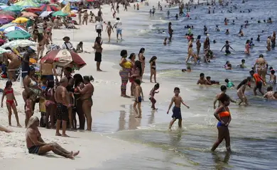 Rio de Janeiro (RJ) 25/01/2025 – Frequentadores se refrescam na Praia do Flamengo durante semana com alerta de calor extremo. Foto: Fernando Frazão/Agência Brasil
