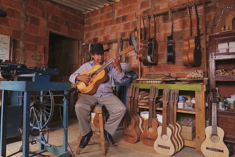 Conheça o trabalho de Índio Cachoeira: violeiro e luthier