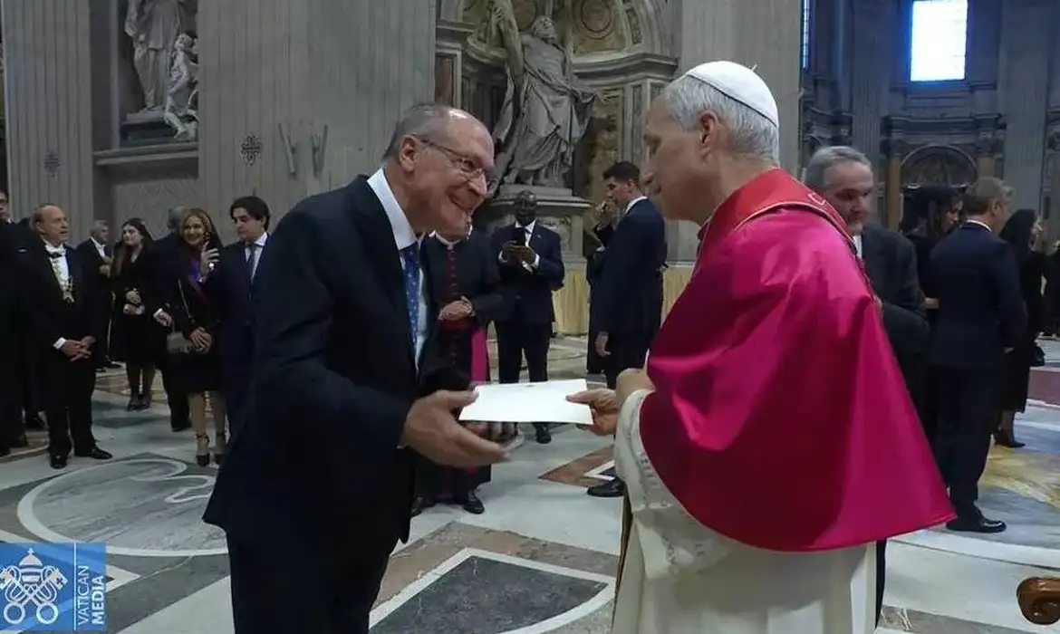 Vatican News/Divulgação Vaticano, 18/05/2025 - Vice-presidente Geraldo Alckmin entrega carta ao Papa Leão convidando-o para visita ao Brasil. Foto: Vatican News/Divulgação