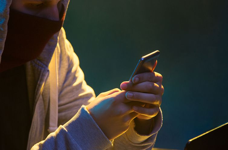 Fraude, golpe, cibercrime, telefone celular- Idec aponta fragilidades na segurança de aplicativos de bancos. Foto: Freepick