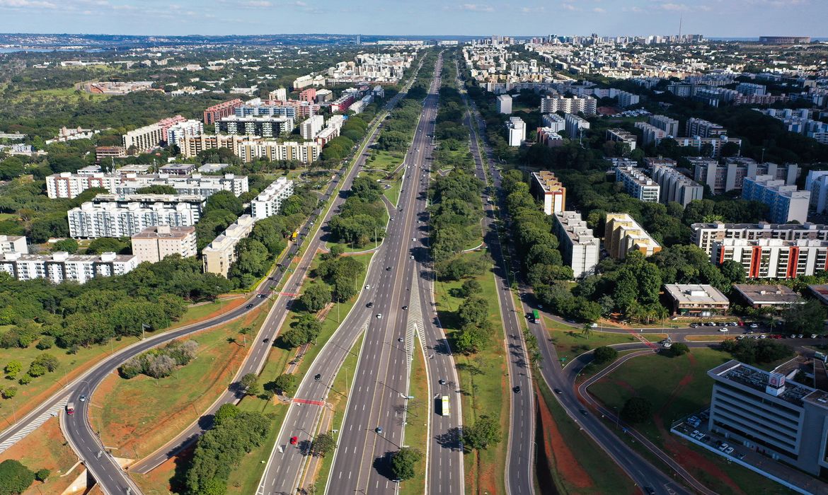 Vista aérea do Eixo Rodoviário de Brasília (DF-002) Asa Norte  em Brasília