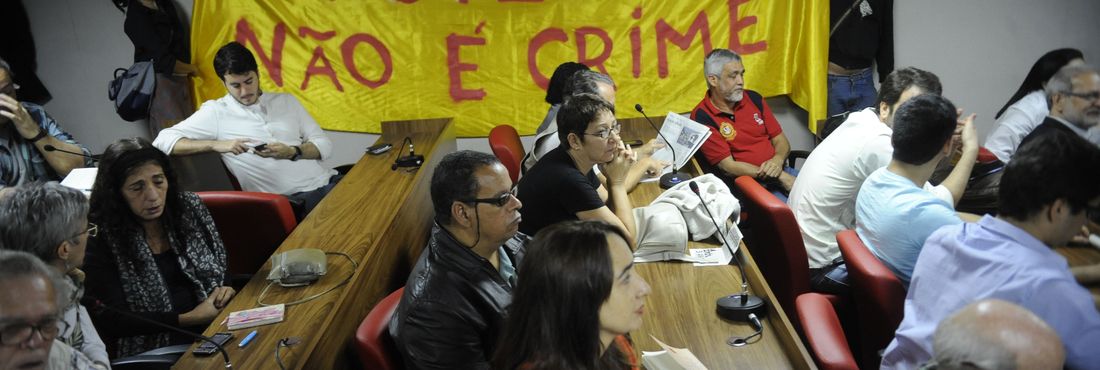 OAB-RJ e organizações sociais fazem ato em defesa do Estado Democrático de Direito e contra a prisão de ativistas no Rio