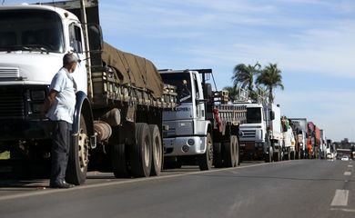 Caminhoneiros fazem protesto contra a alta no preço dos combustíveis na BR-040, próximo a Brasília. 