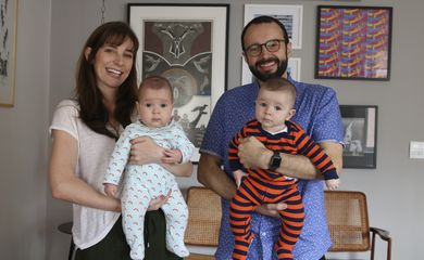 São Paulo - O casal Eduardo e Maria Lopes, pais de Cecília e Martin, se beneficiaram da licença paternidade de quatro meses.