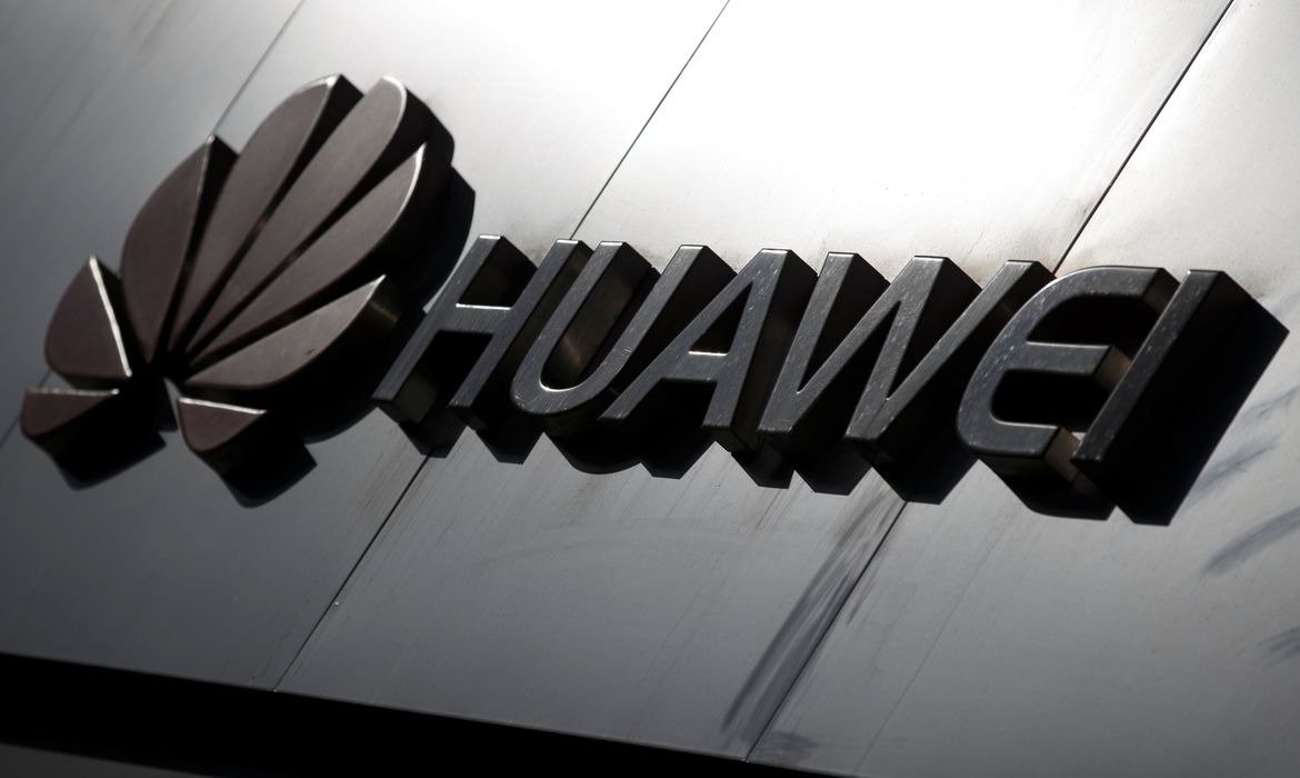 O logotipo da marca Huawei é visto acima de uma loja da fabricante de equipamentos de telecomunicações em Pequim