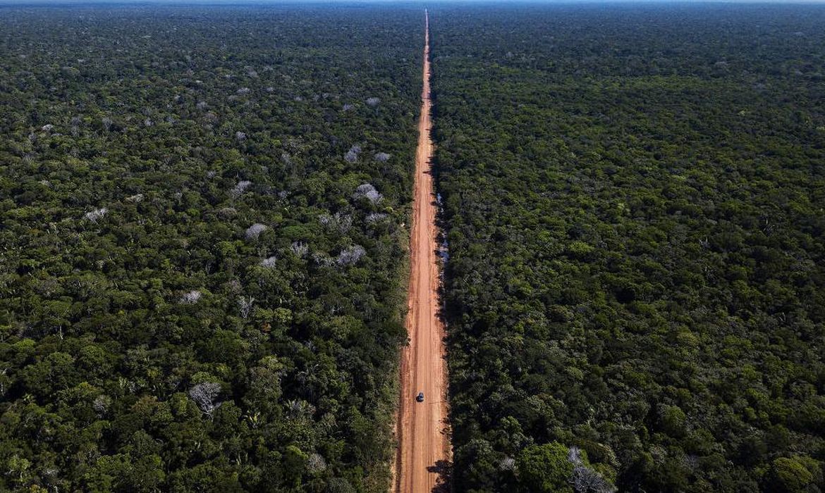As obras para reconstrução da rodovia devem iniciar ainda este ano, contribuindo para o crescimento econômico-social dos estados do Amazonas e Rondônia