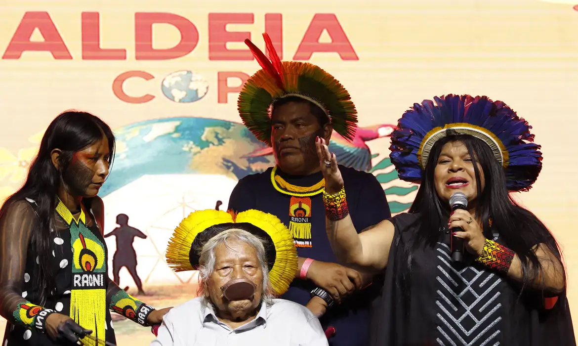 Belém (PA), 11/11/2025 - Cacique Raoni e a ministra dos Povos Indígenas, Sônia Guajajara, durante inauguração da Aldeia COP. Foto: Bruno Peres/Agência Brasil
