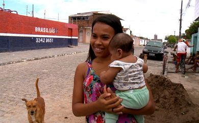 Amanda dos Santos, 19 anos, é mãe de Emanoel, um dos bebês afetados pela Síndrome Congênita do Zika em Campina Grande (PB)