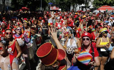 Rio de Janeiro (RJ) 10/02/2024 – Foliões curtem o carnaval de rua no desfile do bloco Multibloco, com tema Anos 90, no centro da cidade. Foto: Fernando Frazão/Agência Brasil