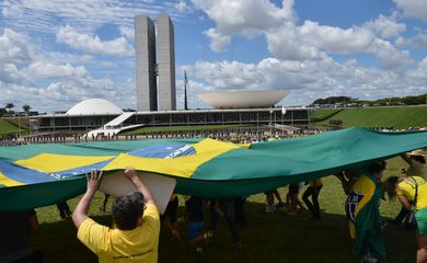 A população de Brasília protesta, pela segunda vez, contra a corrupção e contra o governo federal. Há manifestações em várias cidades do país (Valter Campanato/ Agência Brasil)