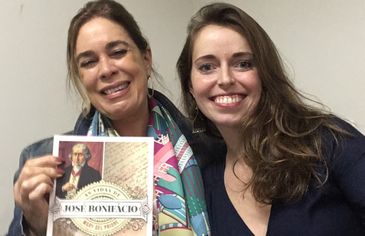 Apresentadora Isabela Azevedo com a historiadora Mary del Priore, autora do livro &quot;As vidas de José Bonifácio&quot;