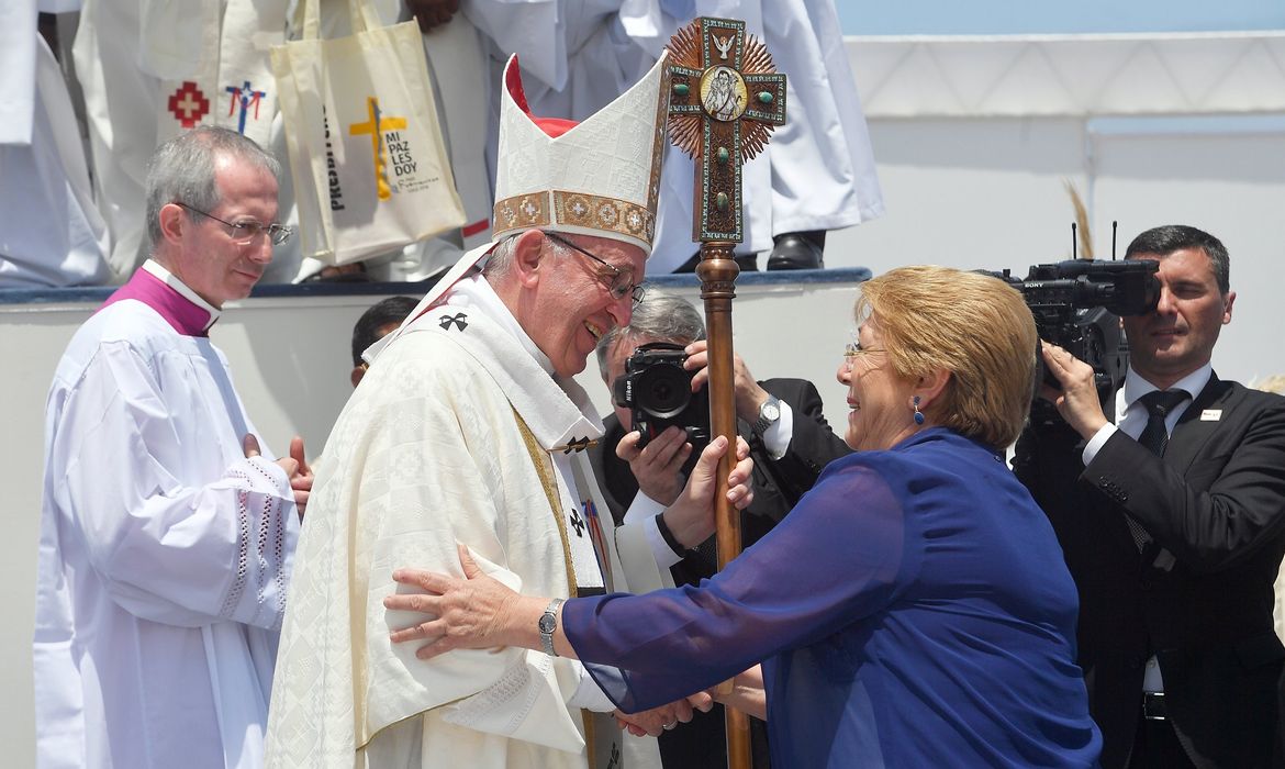 O papa Francisco cumprimenta a presidente do Chile, Michelle Bachelet, após missa celebrada pelo pontífice em Lobito Campos, em Iquique, no Norte do país