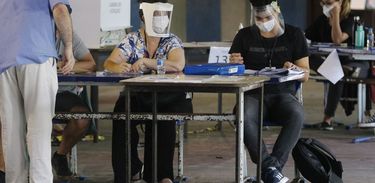 Movimentação de eleitores no CIEP do Humaíta, 4ª zona eleitoral no Rio de Janeiro