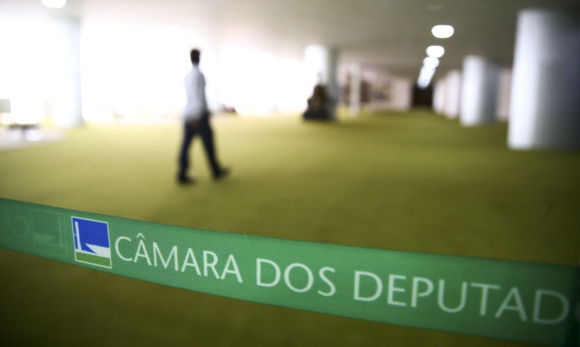 Salão Verde da Câmara dos Deputados tem movimento reduzido em razão da pandemia do novo coronavírus.