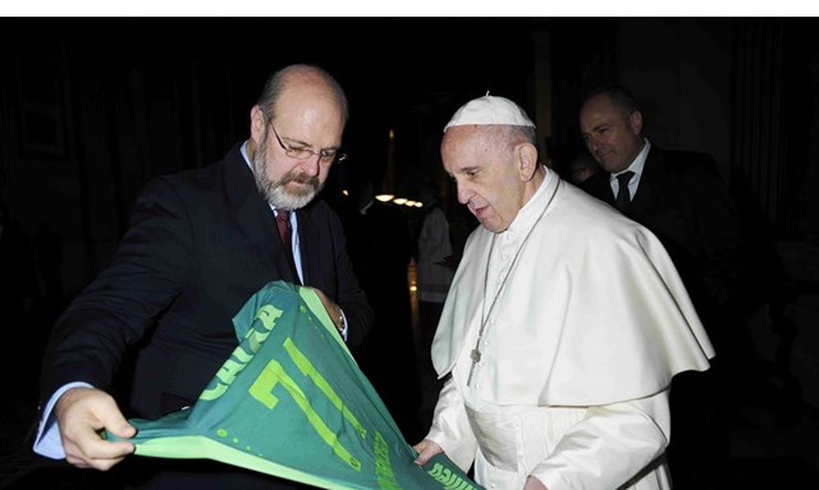 Papa Francisco recebe a camisa 71 da Chapecoense