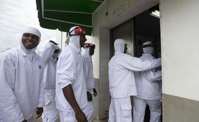 Chapecó (SC) - Trabalhadores haitianos retornam ao trabalho após intervalo em frigorífico