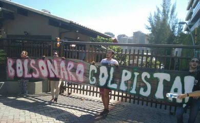 O grupo Levante Popular da Juventude realizou um protesto neste domingo, em frente à casa do deputado federal Jair Bolsonaro (PSC - RJ), na Barra da Tijuca, no Rio de Janeiro