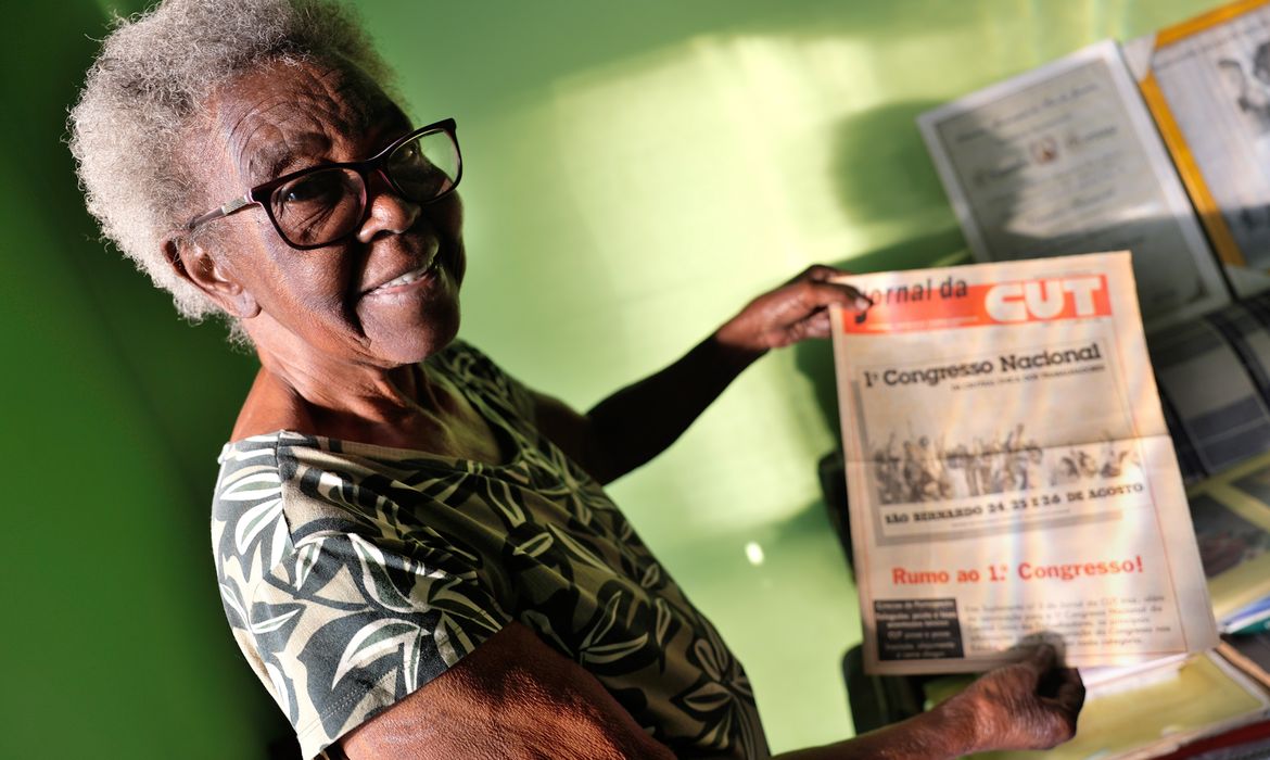 Rio de Janeiro (RJ), 25/06/2025 - Anazir Maria de Oliveira, conhecida como Dona Zica, 92 anos, uma das fundadoras do Sidicato dos Trabalhadores Domésticos do Rio de Janeiro, da Central Única dos Trabalhadores(CUT) e do Partido dos Trabalhadores(PT), em sua casa. Foto: Tânia Rêgo/Agência Brasil