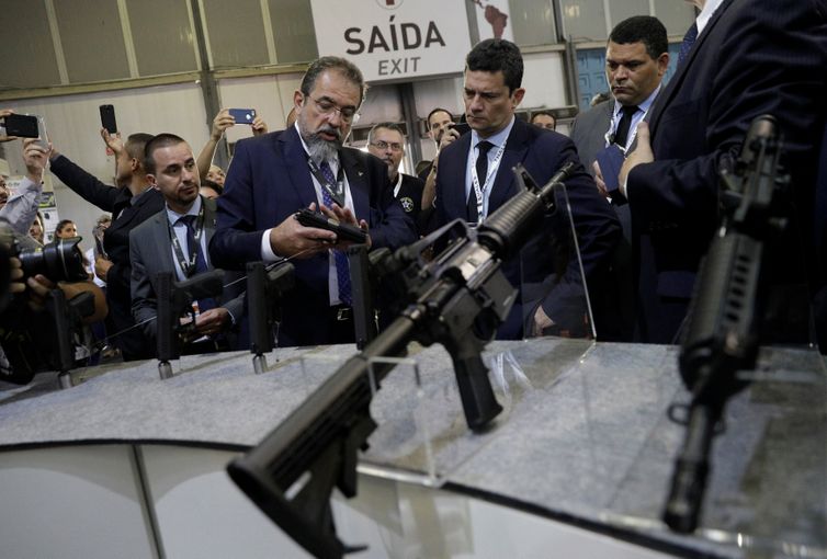 Presidente da indústria Taurus, Salésio Nuhs, mostra armas ao ministro da Justiça e Segurança Pública, Sergio Moro, no estande da empresa durante a LAAD.
