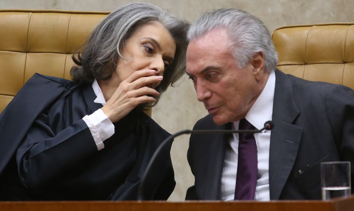 Brasília - A nova presidente do Supremo Tribunal Federal (STF), ministra Cármen Lúcia, e o presidente Michel Temer durante a cerimônia de posse (Wilson Dias/Agência Brasil)