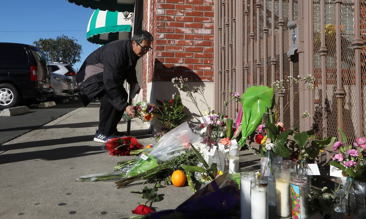 Homem deixa homenagem no Star Ballroom Dance Studio após ataque a tiros em Monterey Park, na Califórnia