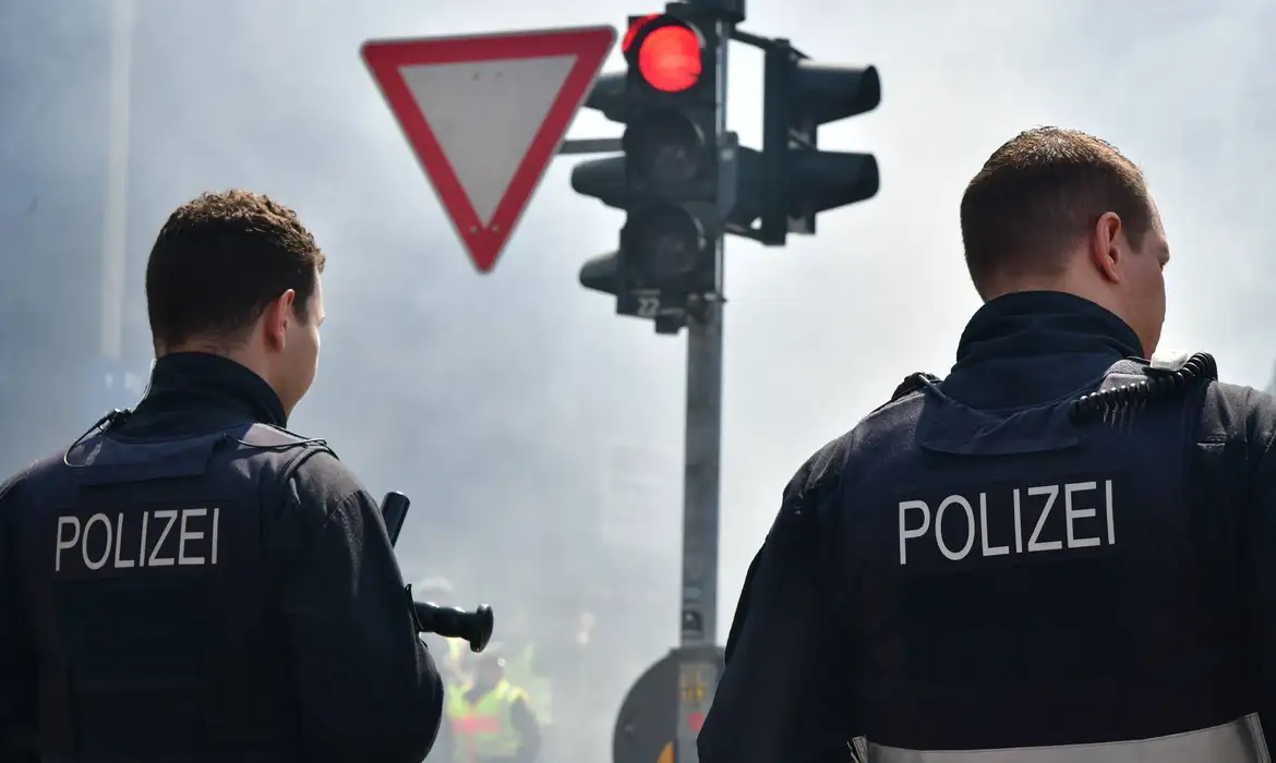 Saarbrücken. Am Pfingstwochenende fand in Saarbrücken wieder der Christopher Street Day CSD statt und die große Parade am Sonntag 8.6.2025 findet jährlich mehr Fans und Zuschauer, die aktiv mitgehen oder vom Straßenrand aus das Spektakel verfolgen. 40.000 Menschen sollen es erneut gewesen sein. Neben der großen Parade gab es in der Mainzer Straße ein buntes Straßenfest. Der CSD, der generationenübergreifend ältere und jüngere Teilnehmer zusammenbringt, gilt als Demonstration für Vielfalt und Rechte queerer Menschen. Der Schwulen- und Lesbenverband Saar LSVD ist federführender Organisator des Event. Hier stehen Polizeibeamte an einer roten Ampel. *** Saarbrücken The Christopher Street Day CSD took place again in Saarbrücken over the bubNo Use Switzerland. No Use Germany. No Use Japan. No Use Austria