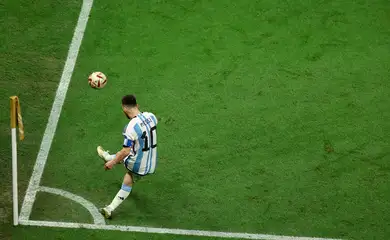 Lionel Messi, da Argentina, bate escanteio na Copa do Mundo do Catar 2022 
  18 de dezembro de 2022     REUTERS/Molly Darlington