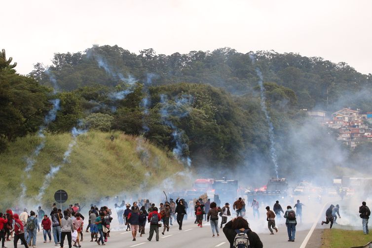 São Paulo (SP), 30/05/2023 - A polícia militar atira bombas de gás lacrimogêneo contra manifestantes guaranis do Jaraguá que protestavam contra o  PL 490 do marco temporal na rodovia dos Bandeirantes. Foto: Rovena Rosa/Agência Brasil