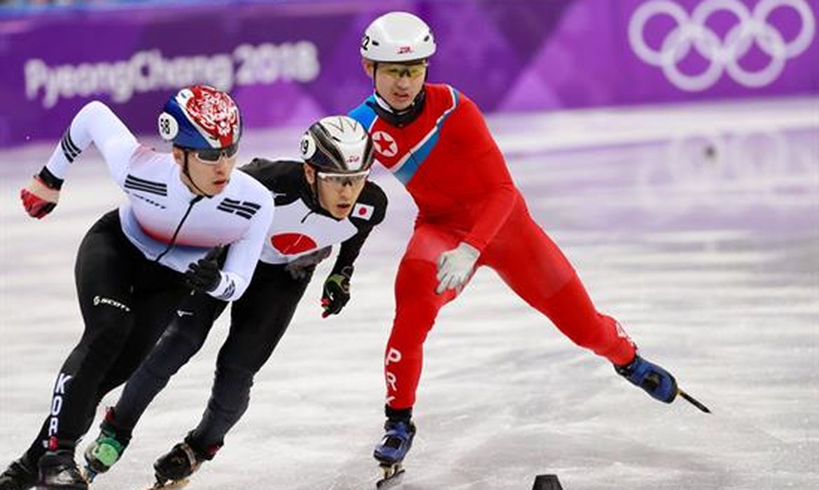 O patinador norte-coreano Jong Kwang-bom (de vermelho) durante as eliminatórias na competição masculina de patinação de velocidade curta, durante os Jogos Olímpicos PyeongChang 2018