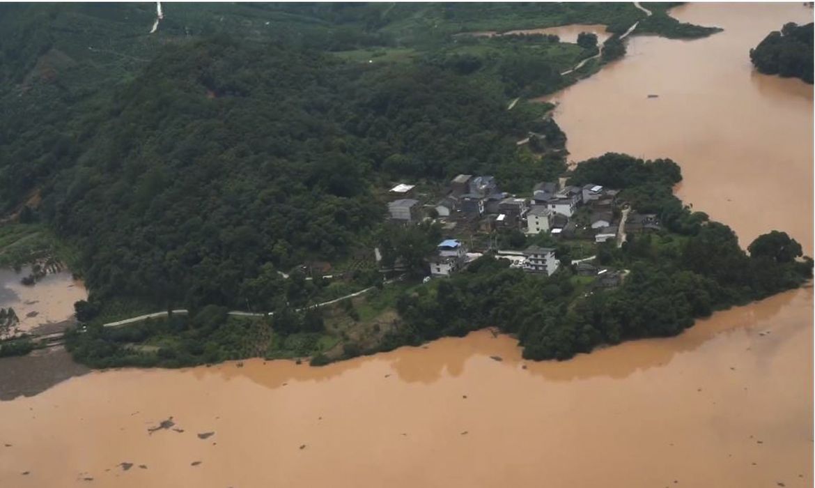 Beijing, 11 jun (Xinhua) -- Mais de 20 pessoas morreram ou continuam desaparecidas após chuvas torrenciais desencadearem inundações e deslizamentos de terra no sul da China, de acordo com uma contagem baseada em relatórios oficiais locais.