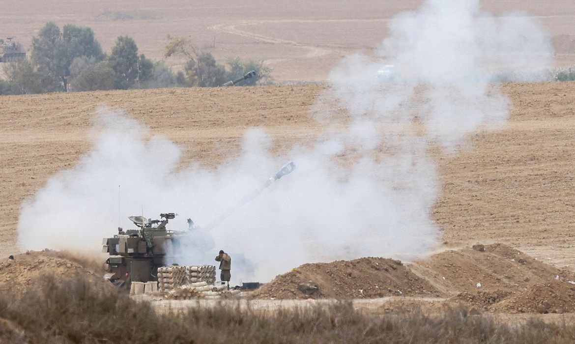 Palestina. 29/10/2023  Unidade de artilharia israelense dispara do lado israelense da fronteira de Israel com Gaza em Gaza, enquanto o conflito entre Israel e o grupo islâmico palestino Hamas continua, perto da fronteira Israel-Gaza, em Israel 29 de outubro de 2023 REUTERS/Evelyn Hockstein