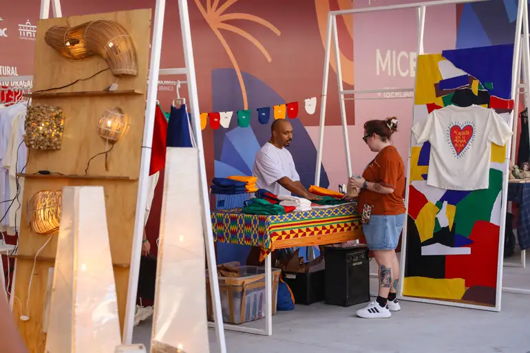 Fortaleza (CE), 04/12/2025 – Artesãos expõem no Mercado das Indústrias Criativas do Brasil (MICBR+Ibero-América), Micaela Neiva, no Centro Dragão do Mar de Arte e Cultura, em Fortaleza (CE). Foto: Tomaz Silva/Agência Brasil